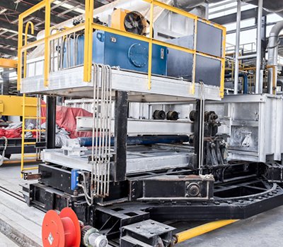 Máquina de carga para horno de fundición y retención