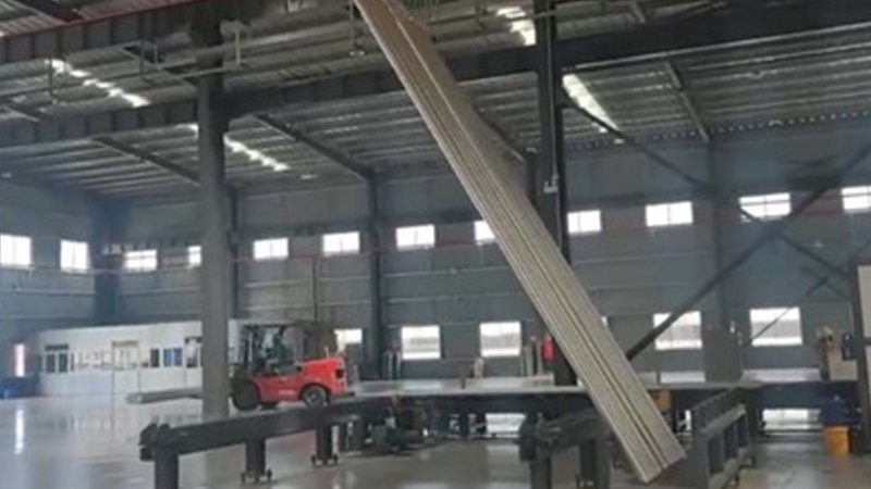 Sierra circular automática para tochos de aluminio