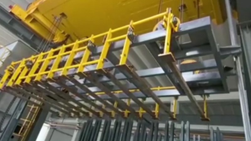Sistema automatizado de apilado y desapilado de tochos de aluminio